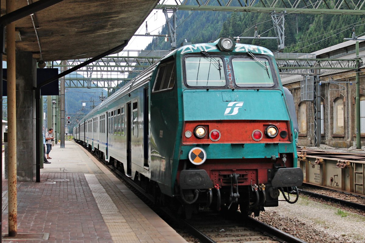 Einfahrt am 05.07.2018 vom Steuerwagen 50 83 82-87 013-9 I-TI der Bauart npBH zusammen mit der Schublok E 464.454 als Regionalzug aus Bozen in den Endbahnhof auf Gleis 4.