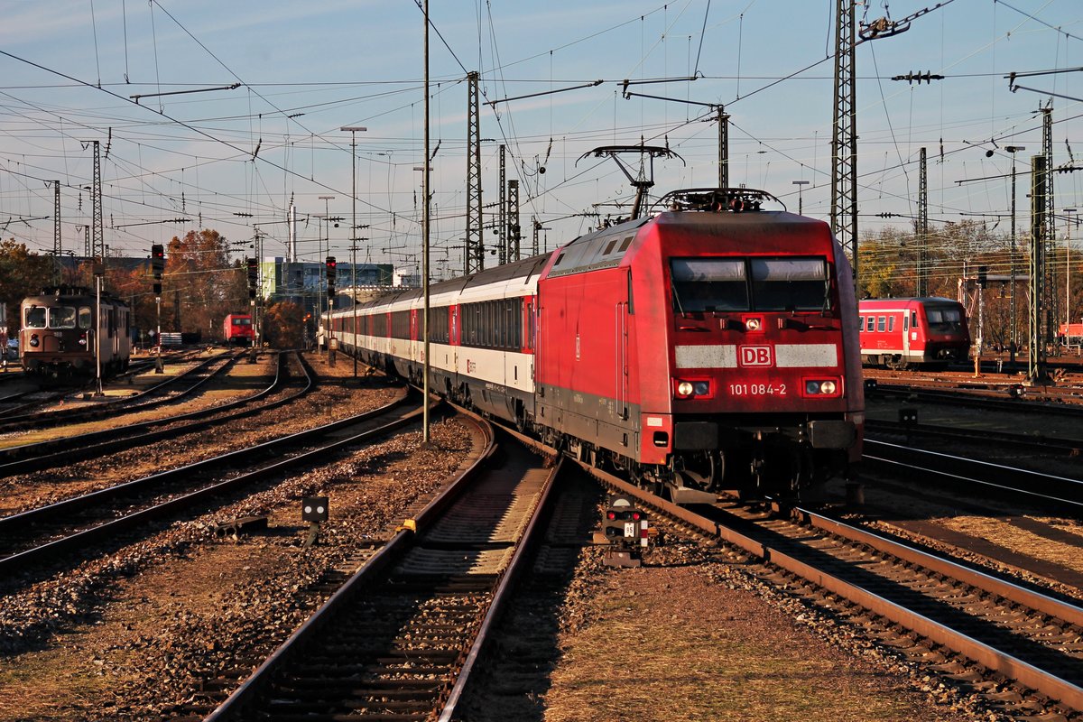 Einfahrt am 05.11.2015 von 101 084-2 mit dem EC 9 (hamburg Altona - Zürich HB) in den vorletzten Zwischenhalt in Basel Bad Bf, bevor sie einen Bahnhof weiter, in Basel SBB, ihren Zug an einen Re 4/4 II abgibt.