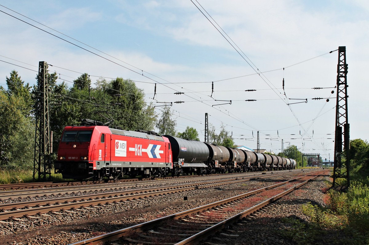 Einfahrt am 06.06.2014 von RheinCargo 185 587-3 (2055) mit einem Kesselwagenzug auf das Überholgleis in Richtung Norden in Orschweier.