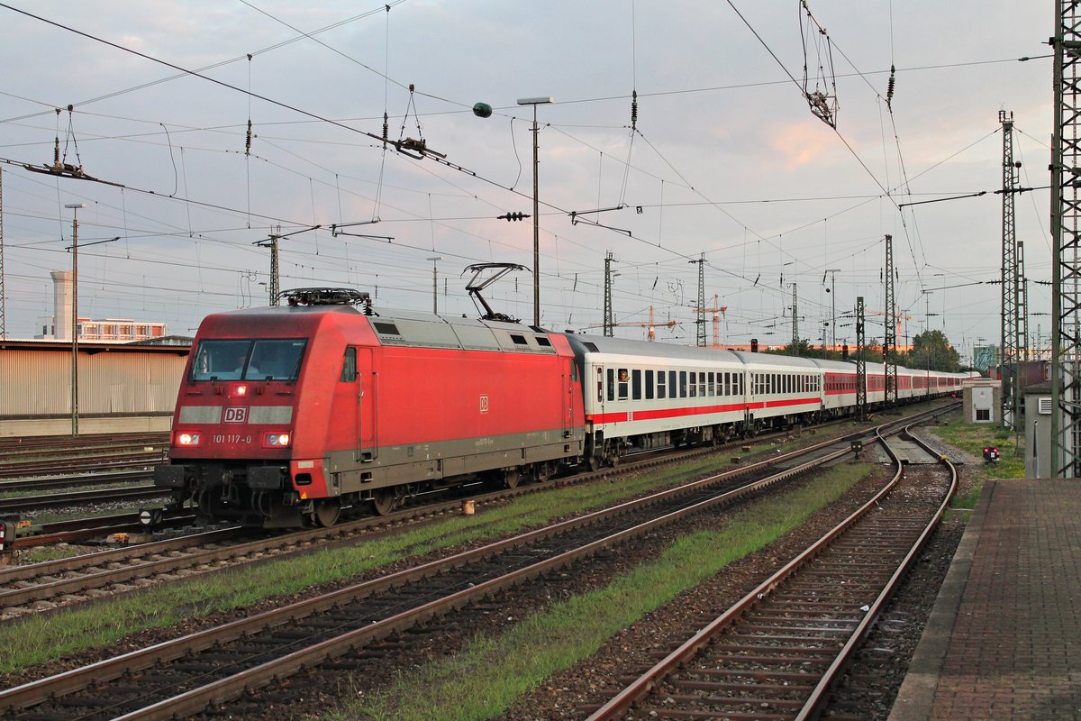 Einfahrt am 06.08.2015 vom IC 61419 (Duisburg Hbf - Basel SBB)/CNL 40419 (Amsterdam Centraal - Zürich HB)/CNL 479 (Hamburg-Altona - Zürich HB), der an diesem Tag mit der  101 117-0, in den Badischen bahnhof von Basel.