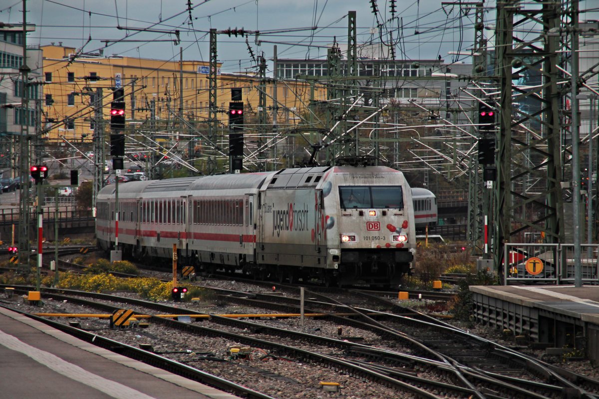 Einfahrt am 06.11.2015 von 101 050-3  50 Jahre jugend forscht  mit einem InterCity in den Stuttgarter Hauptbahnhof.