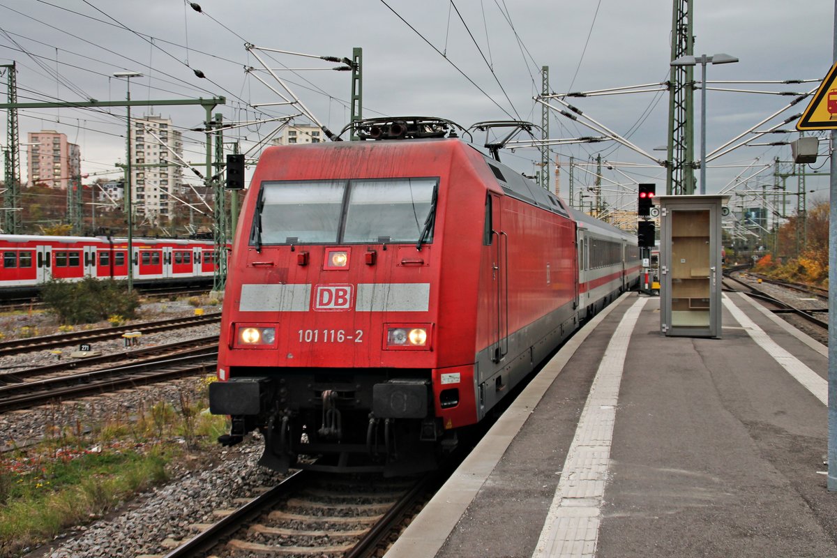 Einfahrt am 06.11.2015 von 101 116-2 mit dem IC 2013 (Leipzig Hbf - Oberstdorf) in den Hauptbahnhof von Stuttgart und wird dort nun ihren zug an zwei 218er, für die Weiterbeförderung, abgeben.