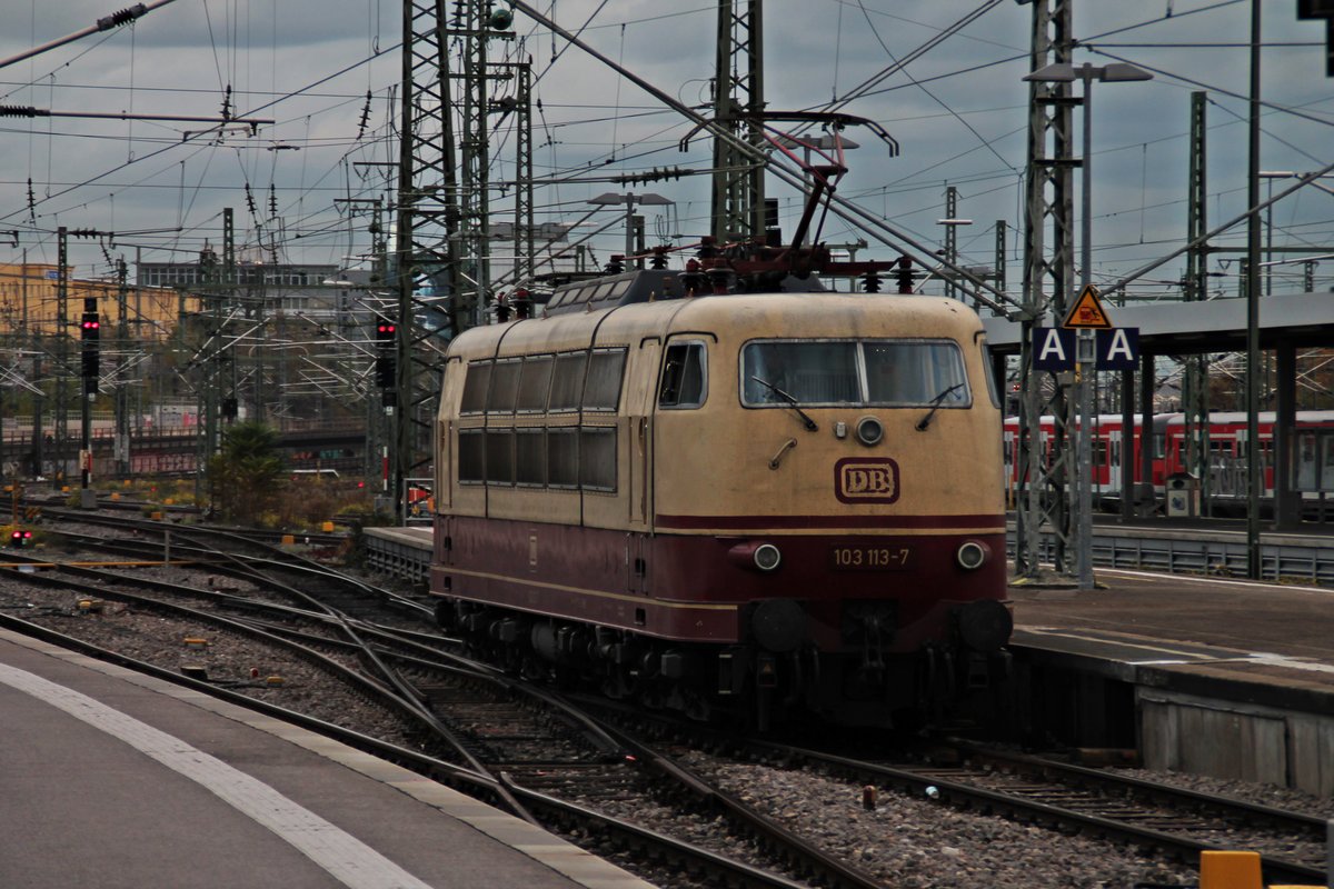 Einfahrt am 06.11.2015 von 103 113-7 in den Stuttgarter Hauptbahnhof aus Richtung BW Rosenstein, um den IC 2316 (Stuttgart Hbf - Mainz Hbf) zu bespannen.