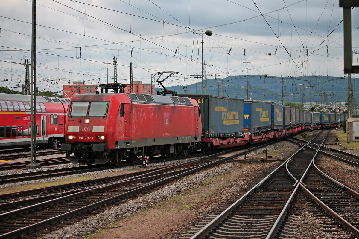 Einfahrt am 09.07.2015 von 145 075-8 mit einem  LKW Walter -KLV in den Badischen Bahnhof von Basel in Richtung Norden.