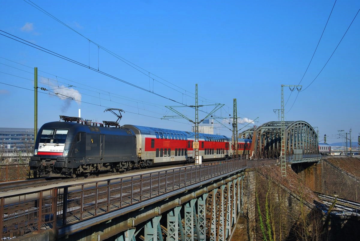 Einfahrt am 10.02.2013 von ES 64 U2-074 mit dem CNL 473  Aurora  in den Bahnhof von Basel Bad.