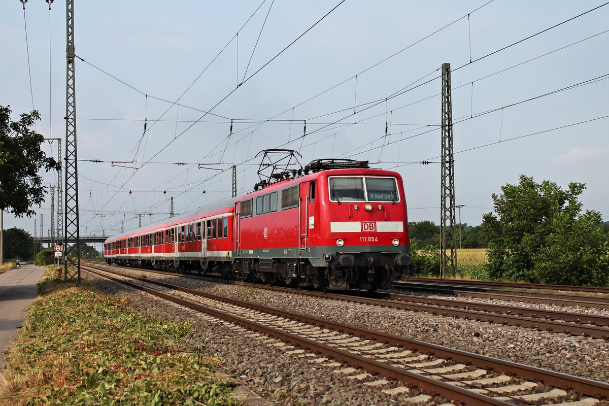 Einfahrt am 10.08.2015 von der Freiburger 111 054 mit ihrer RB (Offenburg - Basel Bad Bf) in den Bahnhof von Müllheim (Baden). 