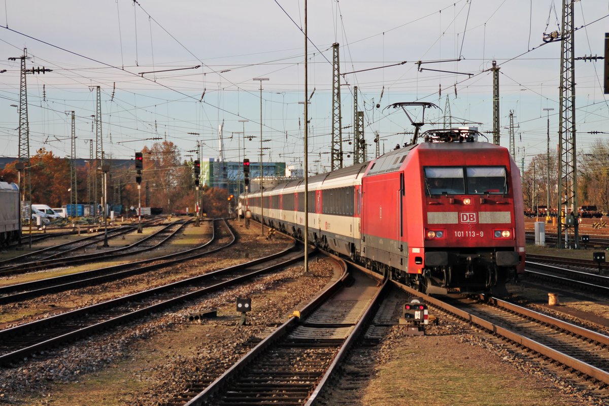 Einfahrt am 10.11.2015 von 101 113-9 mit dem EC 9 (Hamburg Altona - Zürich HB) auf Gleis 3 in den Badischen Bahnhof von Basel.