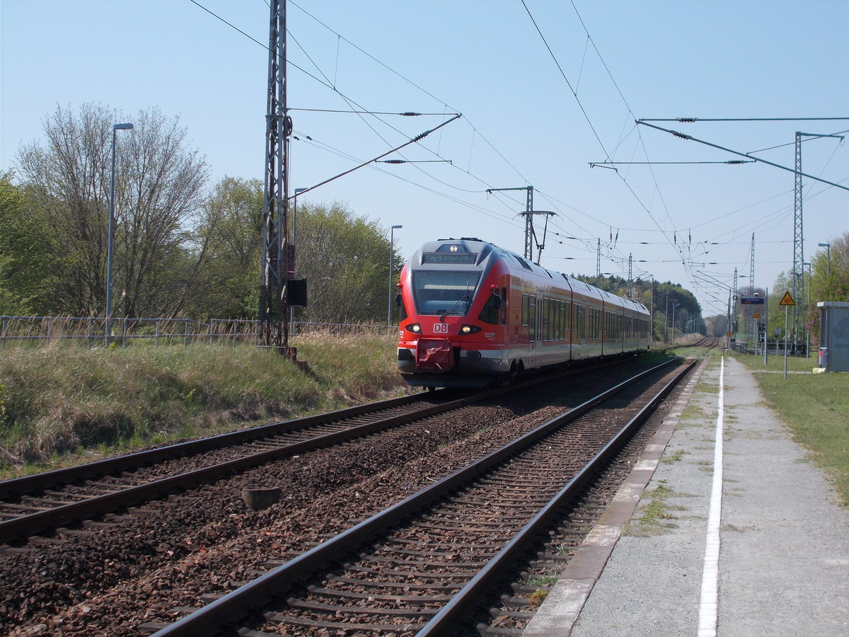 Einfahrt am 10.Mai 2016 in die Station Teschenhagen hatte der 429 027.