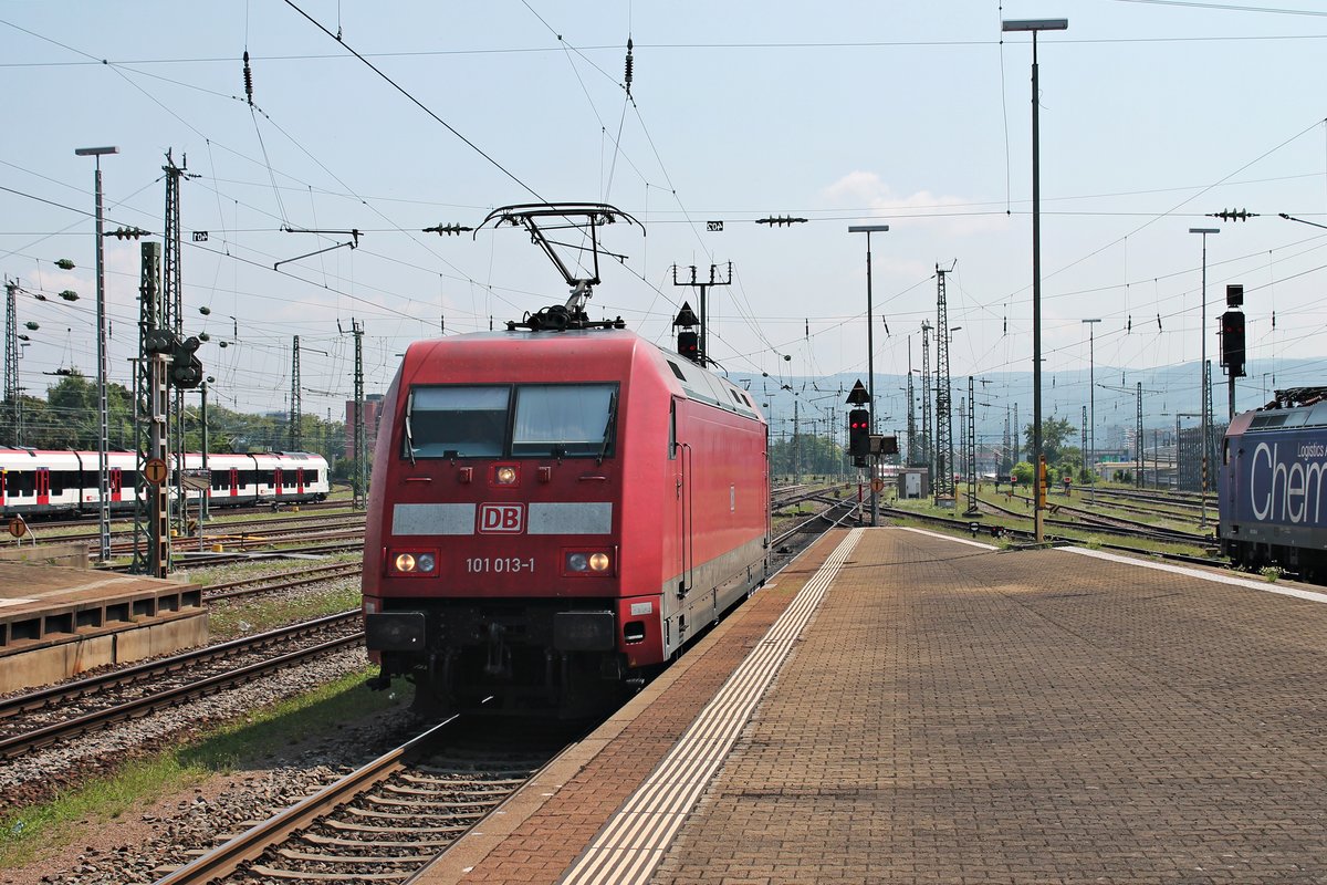 Einfahrt am 11.08.2015 von 101 013-1 als Lokzug in Basel Bad Bf aus Richtung Basel SBB. Zuvor brachte sie den EC 7 (Hamburg Altona - Zürich HB/Chur HB(Kurswagen)) in den Schweizer Bahnhof von Basel.