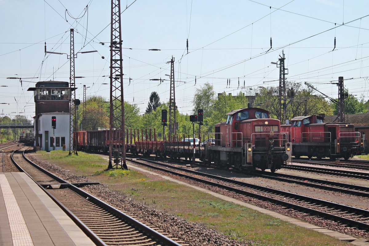 Einfahrt am 12.04.2017 von 294 705-9 mit einem gemischten Güterzug in den Bahnhof von Dillingen (Saar), als sie zwischen Stellwerk und 294 638-2 durch fuhr.
