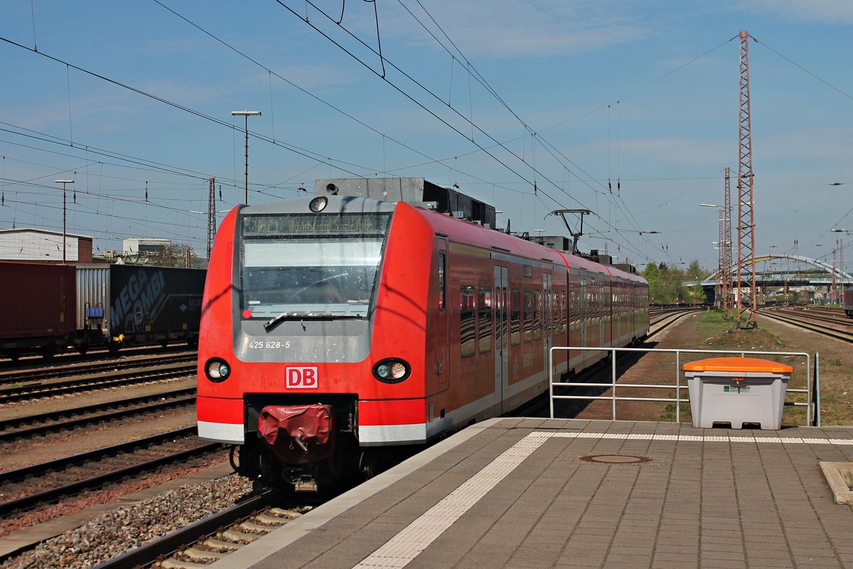 Einfahrt am 12.04.2017 von 425 628-5 als RB71 (Trier Hbf - Homburg (Saar) Hbf) in den Bahnhof von Dillingen (Saar).