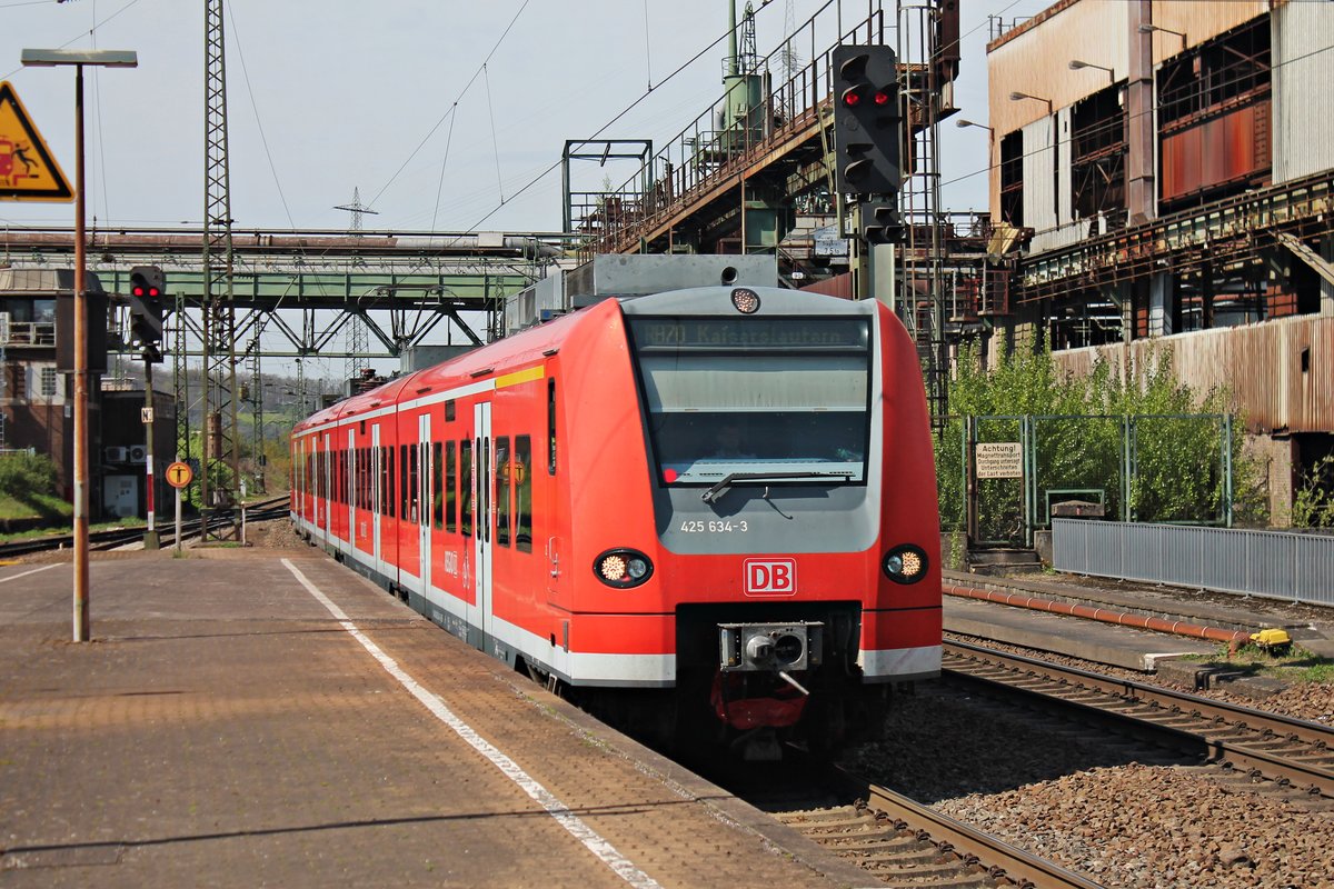 Einfahrt am 12.04.2017 von 425 634-3 als RB70 (Merzig (Saar) - Kaiserlautern Hbf) in den Bahnhof von Völklingen, um nach kurzen Stop weiter gen Saarbrücken zu fahren.