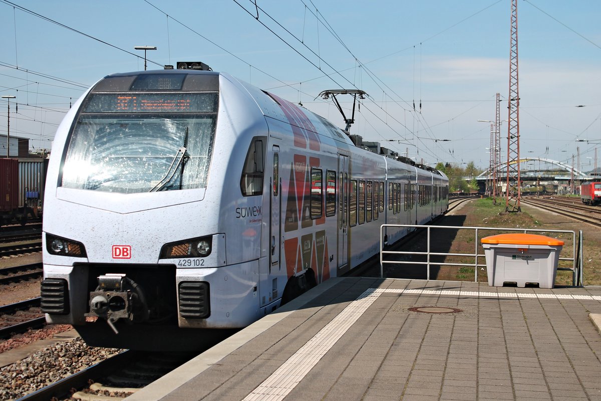 Einfahrt am 12.04.2017 von SÜWEX 429 102 als RE1 (Koblenz Hbf - Mannheim Hbf) in den Dillinger Bahnhof für einen kurzen Zwischenhalt einzulegen, um danach weiter gen Saarbrücken zu fahren.