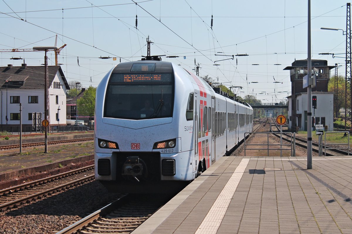 Einfahrt am 12.04.2017 von SÜWEX 429 612 als RE1 (Mannheim Hbf - Koblenz Hbf) an den Bahnsteig in Dillingen (Saar), um nach kurzem Zwischenhalt weiter gen Trier zu fahren.