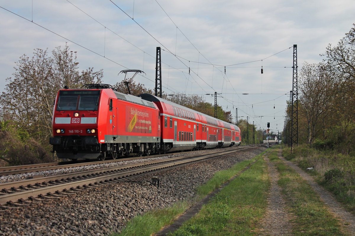 Einfahrt am 13.04.2017 von 146 110-2  Baden Württemberg erfahren/Müllheim (Baden)  mit einem RE (Offenburg - Basel Bad Bf) in den Bahnhof von Heitersheim.