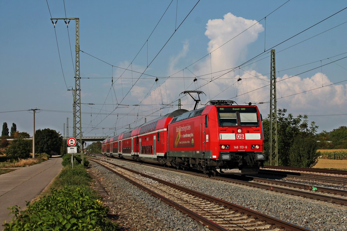 Einfahrt am 13.09.2016 von der Freiburger 146 113-6  Baden Württemberg erfahren/Lankreis Ortenau  mit ihrem RE (Offenburg - Basel SBB) in den Bahnhof von Müllheim (Baden).