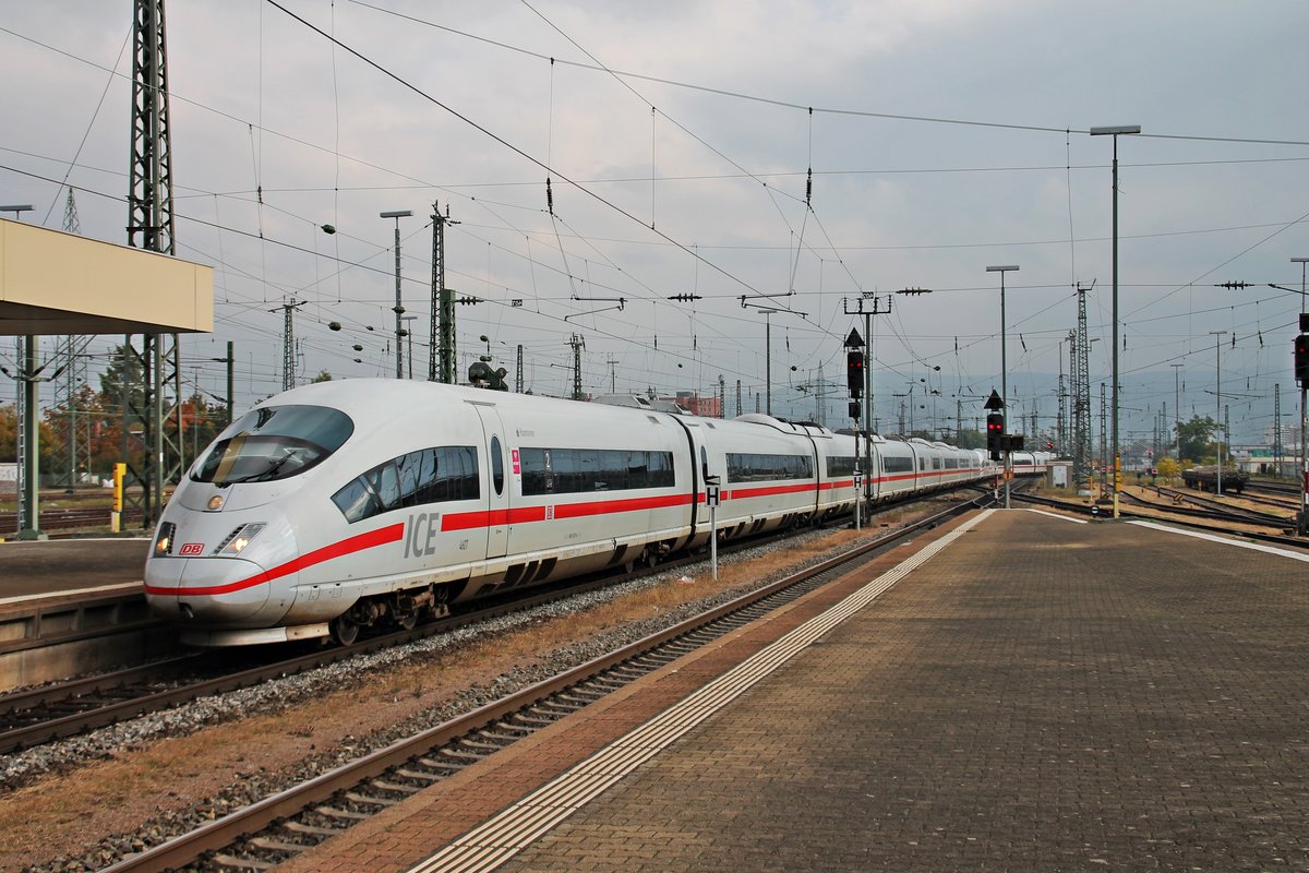 Einfahrt am 13.10.2015 von 406 507-4 (4607)  Hannover  als ICE 504 (Basel SBB - Köln Hbf) zusammen mit NS 406 052-1 (4652)  Arnhem  als ICE 104 (Basel SBB - Amsterdam CS) in Basel Bad Bf auf Gleis 4.