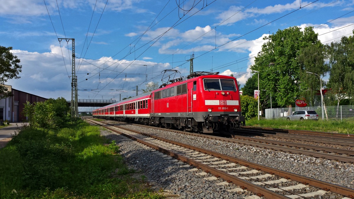 Einfahrt am 14.05.2014 von der Freiburger 111 050-1 mit der RB 26581 (Offenburg - Schliengen) in Müllheim (Baden).