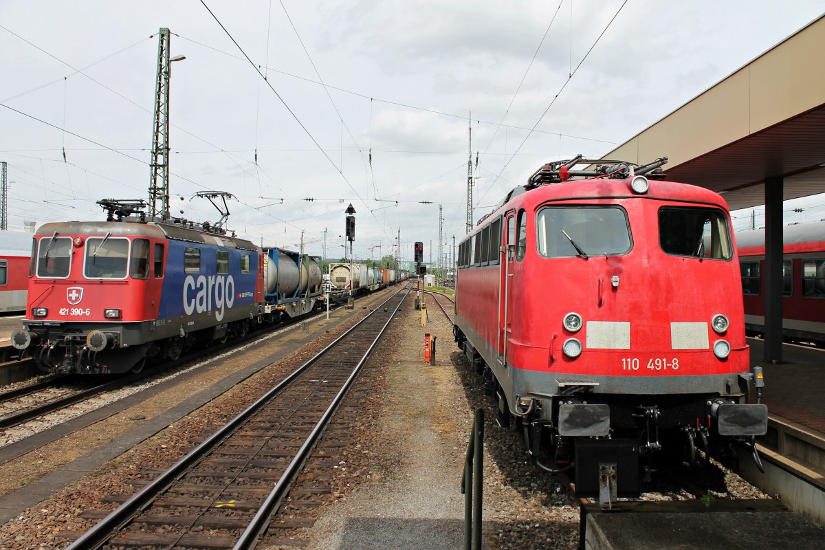 Einfahrt am 14.05.2015 von SBB Cargo Re 421 390-6 mit einem Containerzug in Basel Bad Bf, als BTE 110 491-8 auf Gleis 97 abgestellt war.