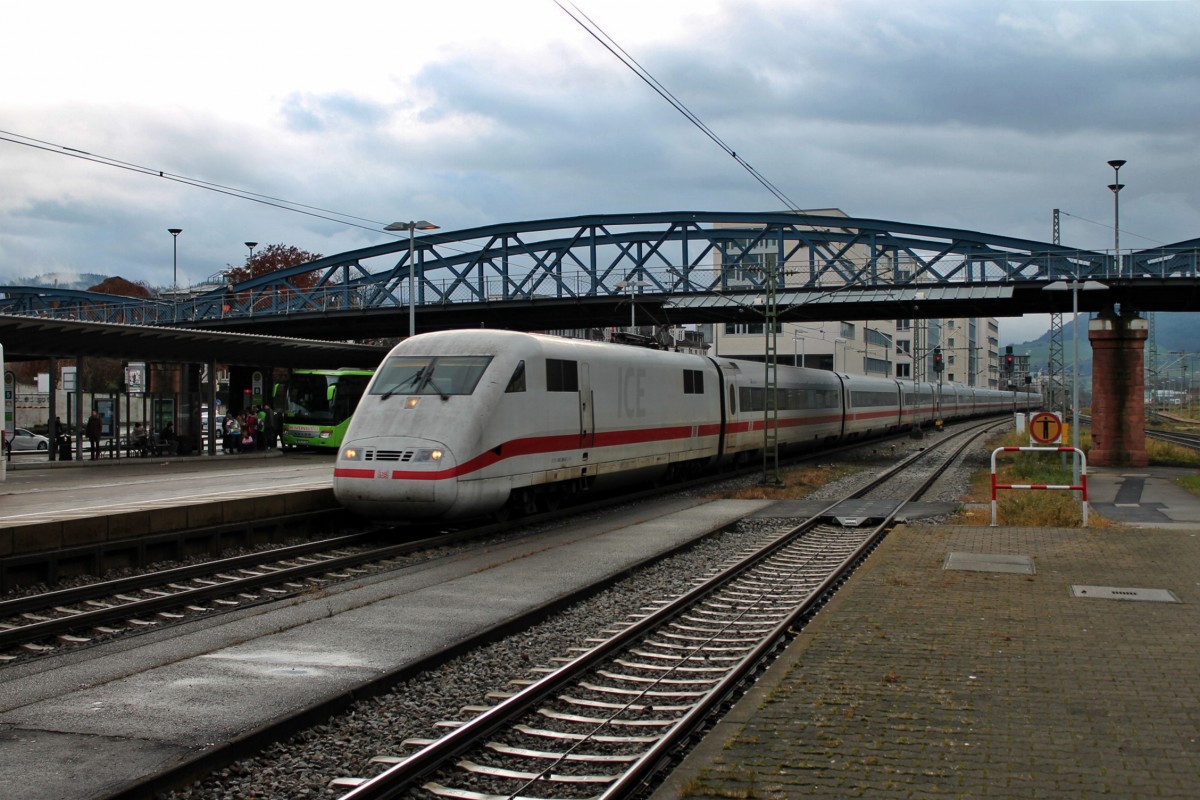 Einfahrt am 14.12.2013 von 401 584-8  Bruchsal  in Freiburg (Brsg) Hbf.