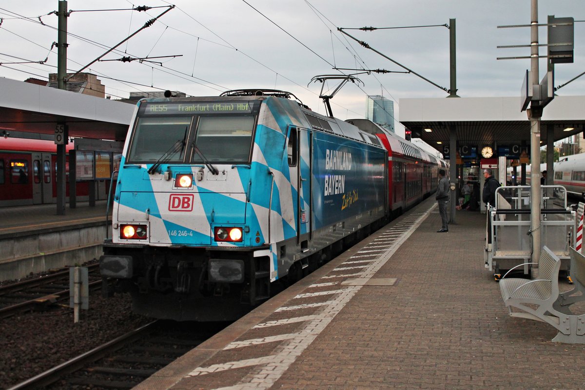 Einfahrt am 16.04.2017 von 146 246-4  Bahnland Bayern  mit ihrem RE 55 (Würzburg Hbf - Frankfurt (Main) Hbf) in den Südbahnhof von Frankfurt, um nach einem kurzen Zwischenhalt weiter in Richtung Zielbahnhof zu fahren.