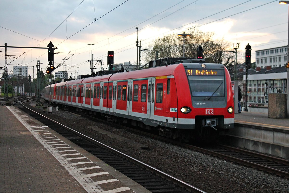 Einfahrt am 16.04.2017 von 423 931-5 zusammen mit 423 901-8 als S6 nach Bad Soden in den Südbahnhof von Frankurt (Main).
