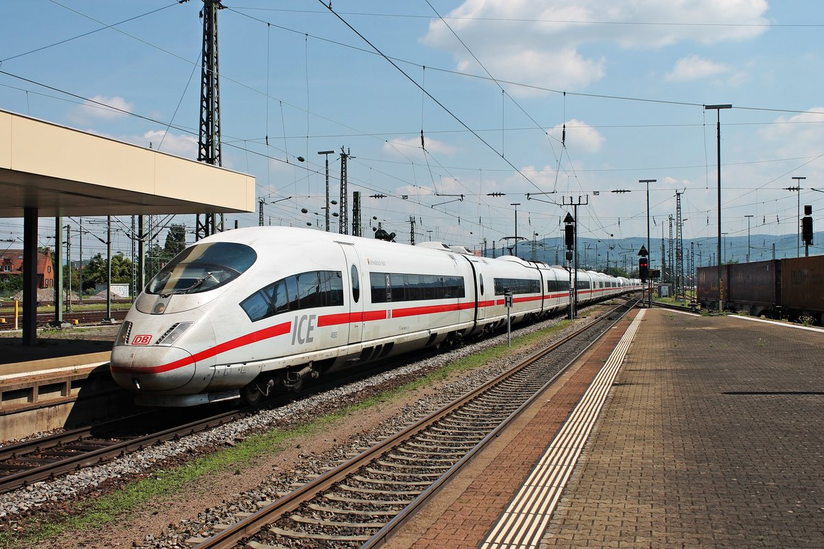Einfahrt am 17.06.2015 von 406 585-0  Schwäbisch Hall  als ICE 504 (Basel SBB - Köln Hbf) zusammen mit 406 507-4  Hannover  als ICE 104 (Basel SBB - Amsterdam CS) in Basel Bad Bf auf Gleis 4.