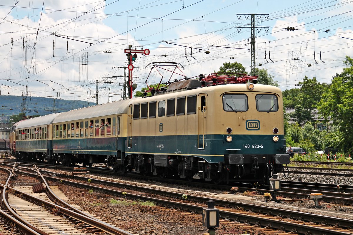 Einfahrt am 18.06.2016 von 140 423-5 mit dem Pendelzug (Koblenz Lützel Museum - Koblenz Hbf - Koblenz Lützel Museum) und der NeSa 218 105-5 am Zugschluss für das Sommerfest des DB Museum in den Rangierbahnhof von Koblenz Lützel.