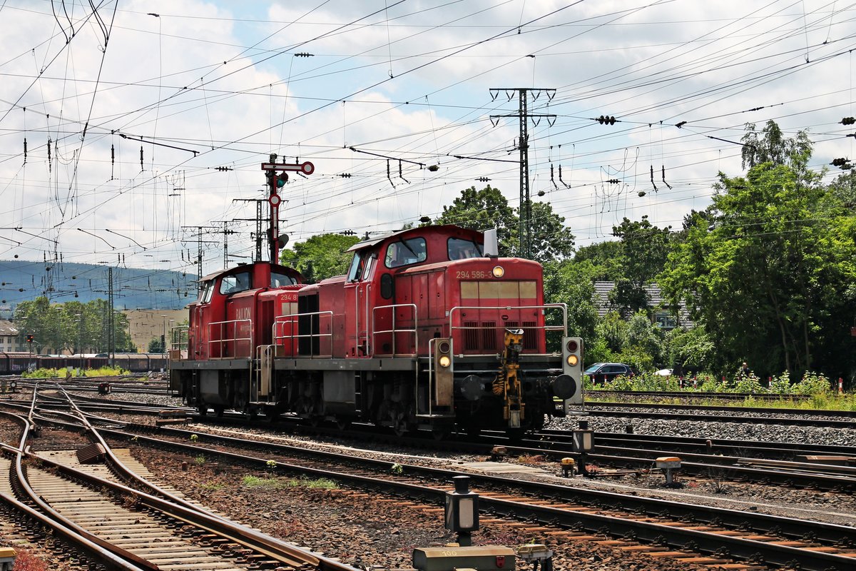 Einfahrt am 18.06.2016 von 294 586-3 zusammen mit der Wagenlok 294 819-8 als Lokzug in den Rangierbahnhof von Koblenz Lützel.