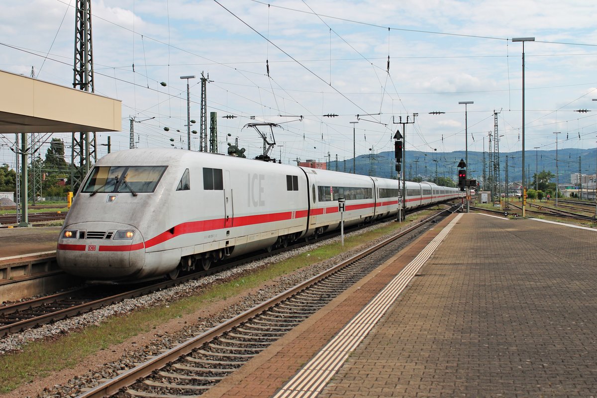 Einfahrt am 18.08.2015 von 401 570-7 als ICE 70 (Basel SBB - Hamburg Altona) in den Badischen Bahnhof von Basel auf Gleis 4.