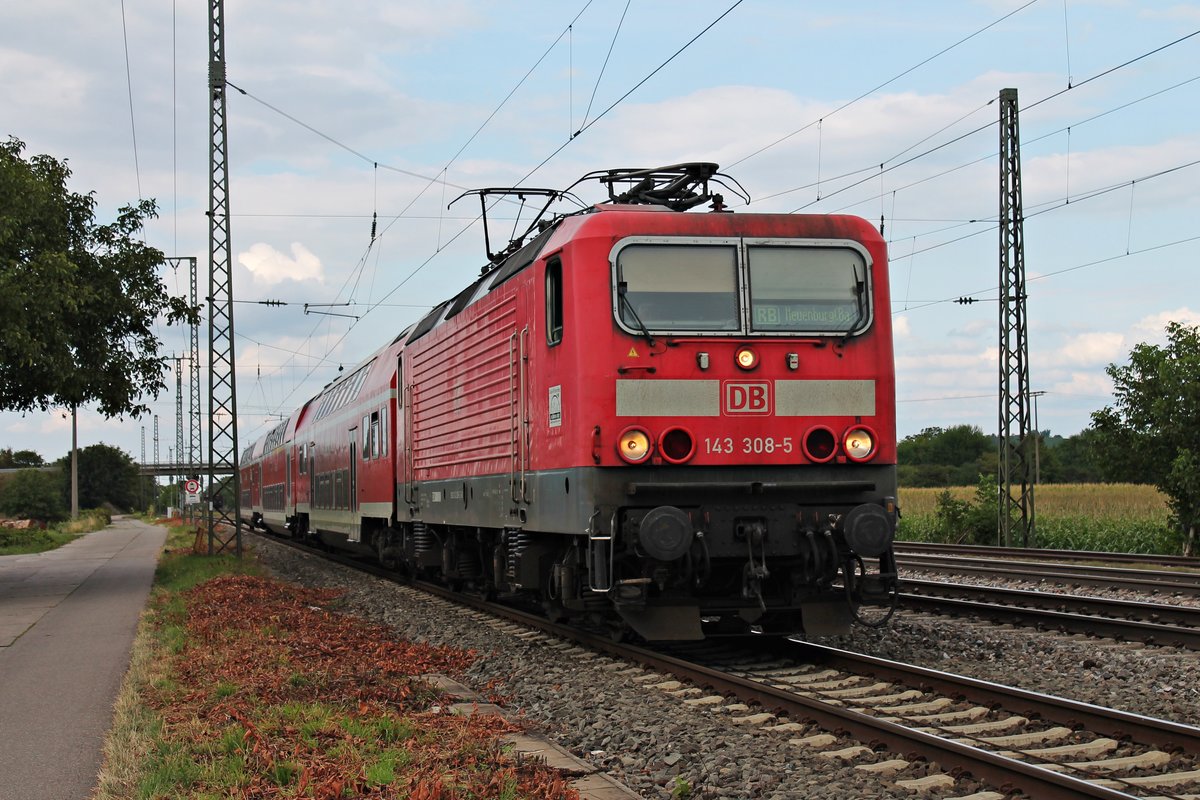 Einfahrt am 18.08.2015 über das Überholgleis von der Freiburger 143 308-5 mit der HVZ-Verstärker RB (Freiburg (Brsg) Hbf - Neuenburg (Baden)) in den vorletzten Bahnhof von Müllheim (Baden).