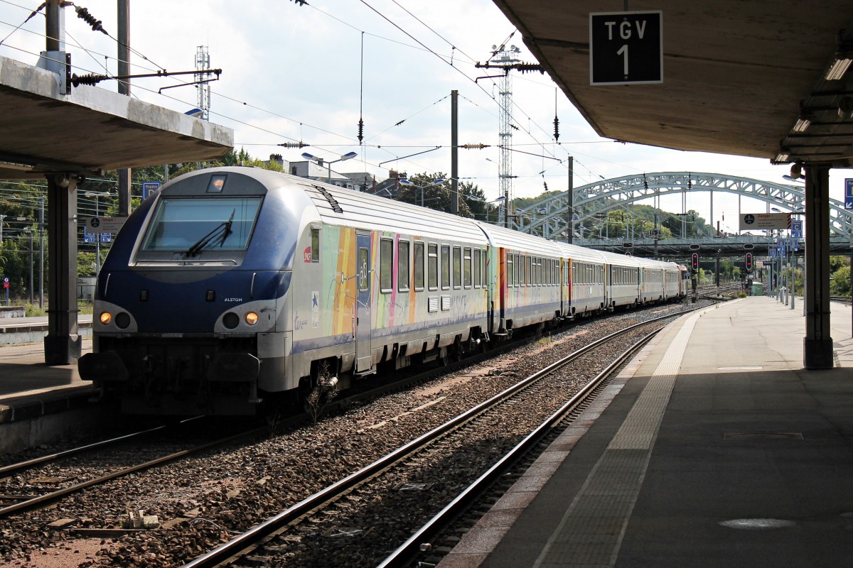 Einfahrt am 20.08.2014 vom TER (Basel SBB (SNCF) - Strasbourg) mit F-SNCF 50 87 80-97 102-6 an der Zugspitze und der Strasbourger BB 26152 als Schublok in Mulhouse Ville.