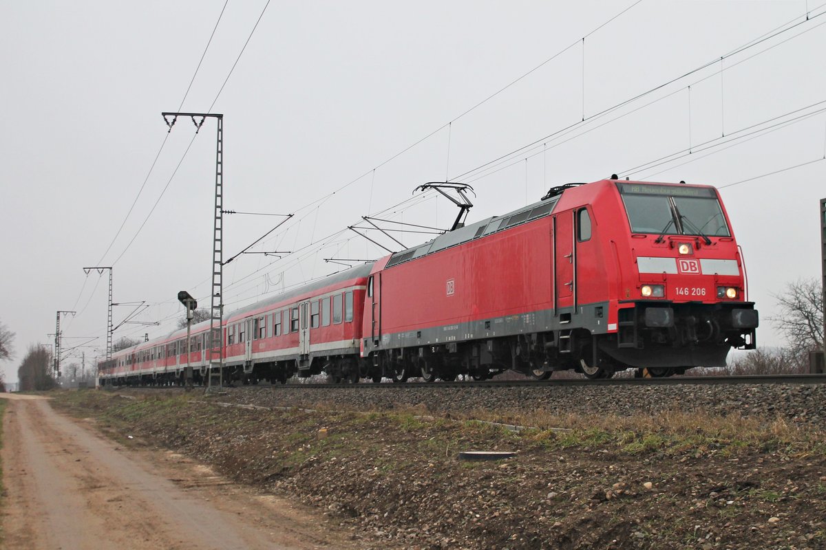 Einfahrt am 20.12.2016 von der Freiburger 146 206 mit ihrer RB (Offenburg - Neuenburg (Baden)) in den vorletzten Bahnhof von Müllheim (Baden).