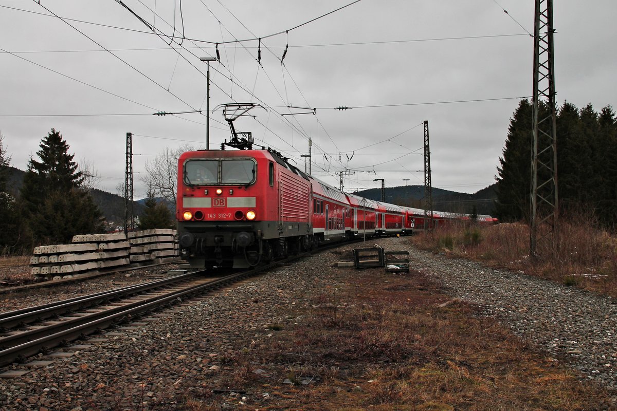 Einfahrt am 21.02.2016 von 143 312-7 mit einer weiteren Freiburger 143er und einer sechs-teiligen Dosto´s RB (Seebrugg - Freiburg (Brsg) Hbf) in den Bahnhof von Titisee.