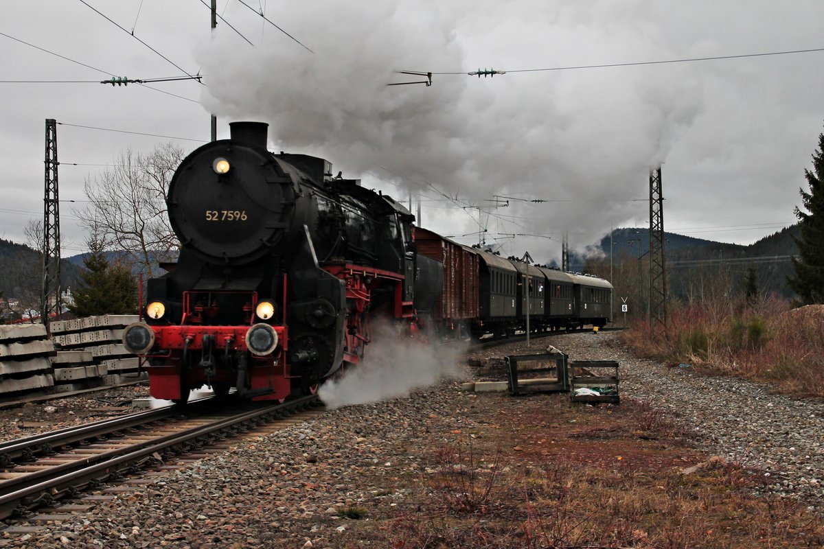 Einfahrt am 21.02.2016 von der EFZ 52 7596 mit einem Ski-Pendelsonderzug (Seebrugg - Titisee - Seebrugg) von der IG 3Seenbahn e.V. in den Bahnhof von Titisee.