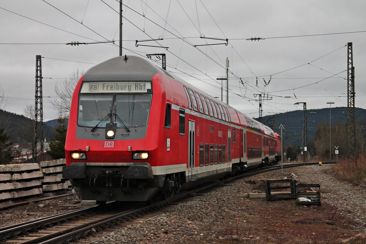 Einfahrt am 21.02.2016 von der RB (Neustadt (Schwarzw) - Freiburg (Brsg) Hbf) mit einer Freiburger 143er als Schublok in den Bahnhof von Titisee.