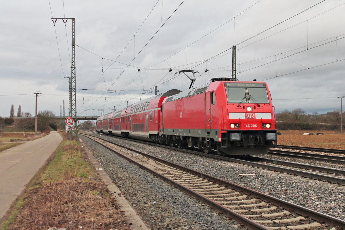 EInfahrt am 21.02.2017 von 146 206 mit ihrer RB (Offenburg - Basel Bad Bf) in den Bahnhof von Müllheim (Baden) und wird in wenigen Meter am Bahnsteig zum Halten kommen.