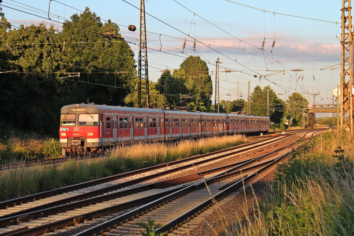 Einfahrt am 21.06.2013 von 420 810-4 als S8 nach Wiesbaden Hbf in den Personenbahnhof von Mainz-Bischofsheim.