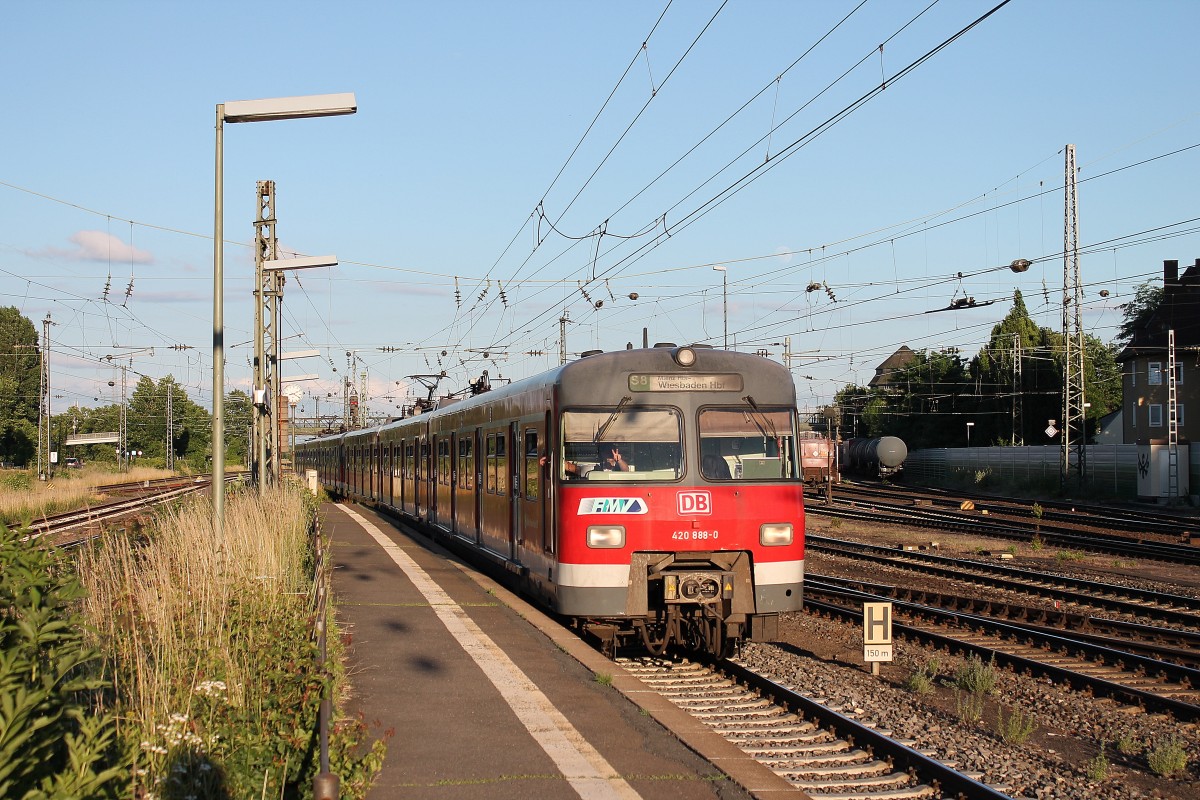 Einfahrt am 21.06.2013 der S8 aus Hanau Hbf nach Wiesbaden Hbf in Mainz-Bischofsheim Pbf. Der Zug bestand aus den ET 420 888-0 und einer ET 420 Einheit. Gru auch an den netten Tf!