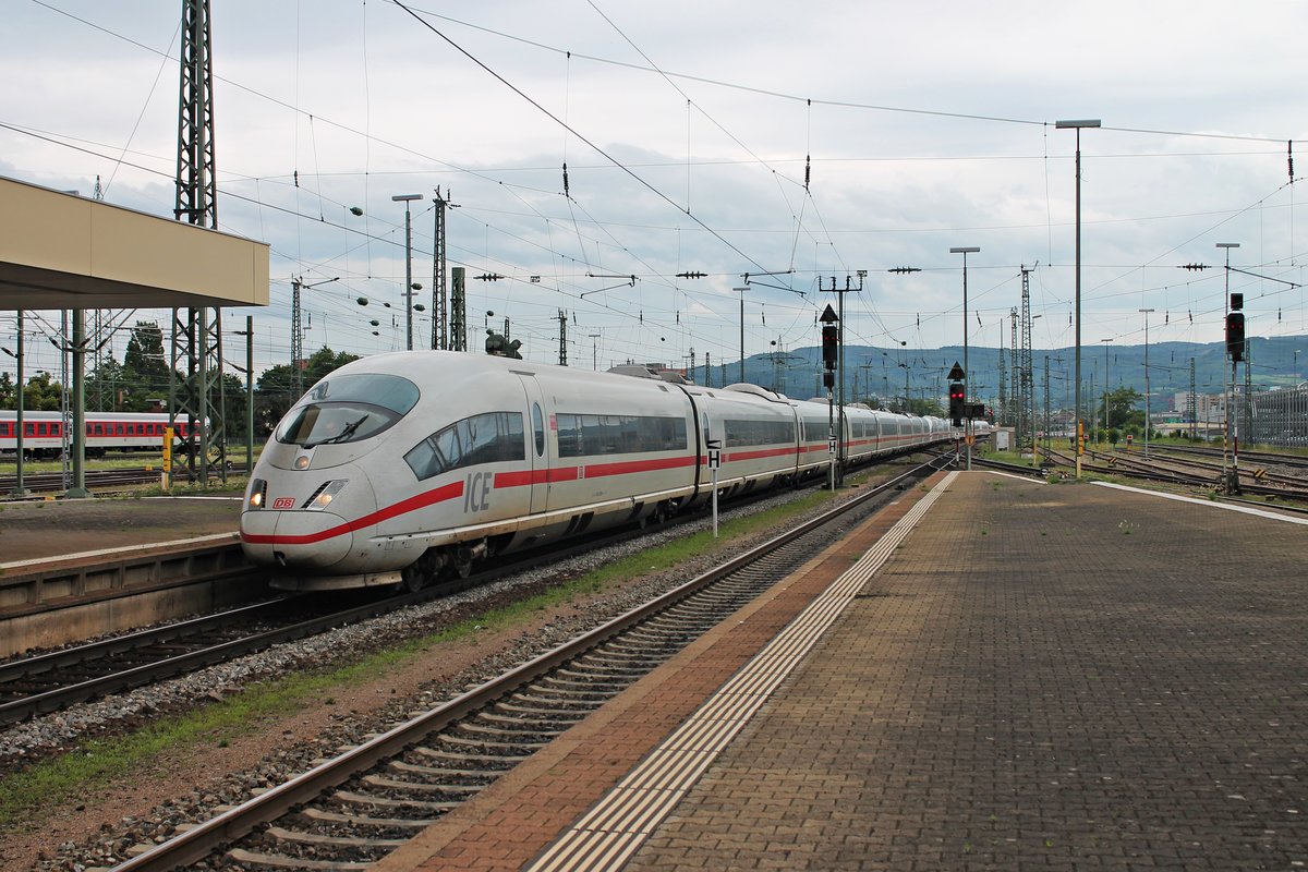 Einfahrt am 22.06.2015 von 403 009-4  Aalen  als ICE 504 (Basel SBB - Köln Hbf) zusammen mit 406 581-9 (4654) als ICE 104 (Basel SBB - Amsterdam CS) in den Badischen Bahnhof von Basel.