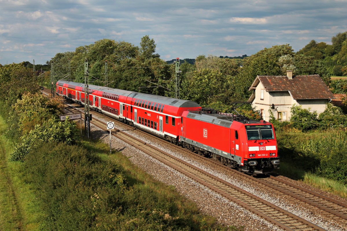 Einfahrt am 22.08.2014 von der Freiburger 146 233-2 mit einer RB (Schliengen - Offenburg) in Müllheim (Baden).