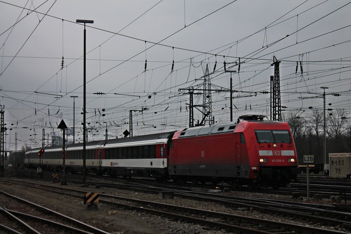 Einfahrt am 23.02.2018 von 101 056-0 mit dem EC 9 (Hamburg Altona - Zürich HB) in den Badischen Bahnhof von Basel.
