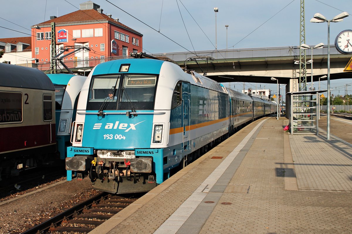Einfahrt am 23.08.2015 von alex 183 004 mit ihrem ALX (München Hbf - Praha hl.n.) in den Hautpbahnhof von Regensburg, um dort ihren Zug an die alex 223 072 abzugeben.