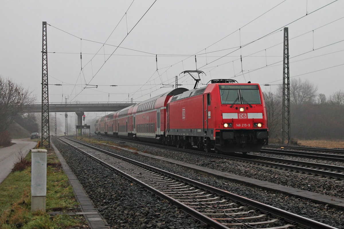 Einfahrt am 23.12.2016 von 146 215-9 mit ihrer RB (Freiburg (Brsg) Hbf - Neuenburg (Baden)) in den Bahnhof von Müllheim (Baden), wo sie ihren vorletzten Zwischenstop einlegen wird.