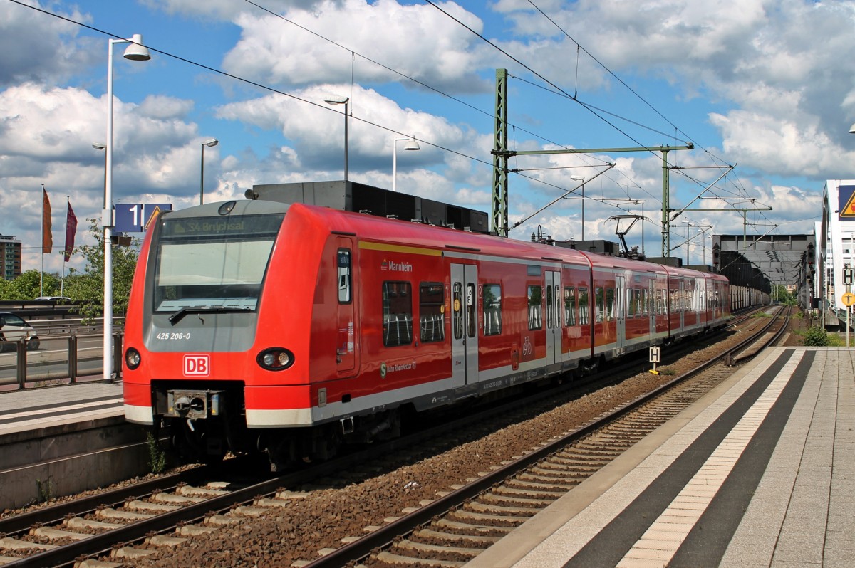 Einfahrt am 24.05.2014 von 425 206-0  Mannheim  als S4 nach Bruchsal in Ludwigshafen (Rhein) Mitte.