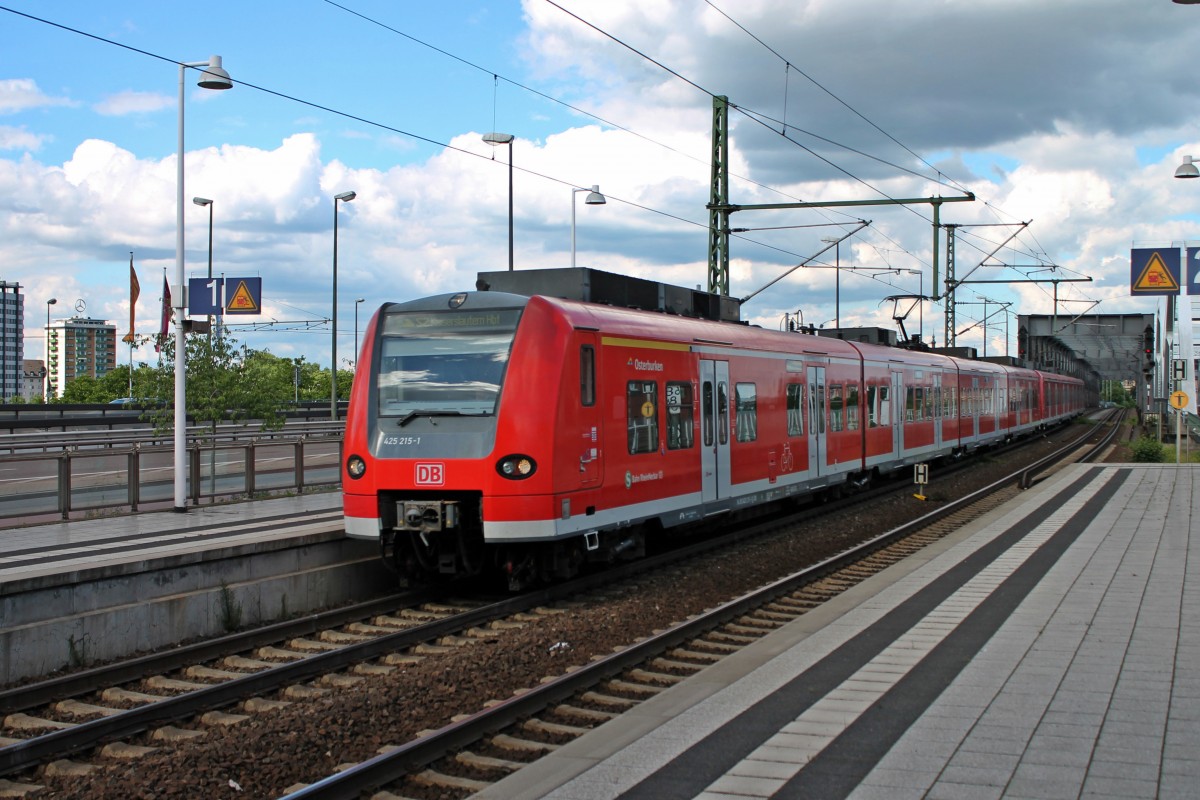 Einfahrt am 24.05.2014 von 425 215-1  Osterburken  und 425 712-7  Kaiserslautern  als S2 in Ludwigshafen (Rhein) Mitte.