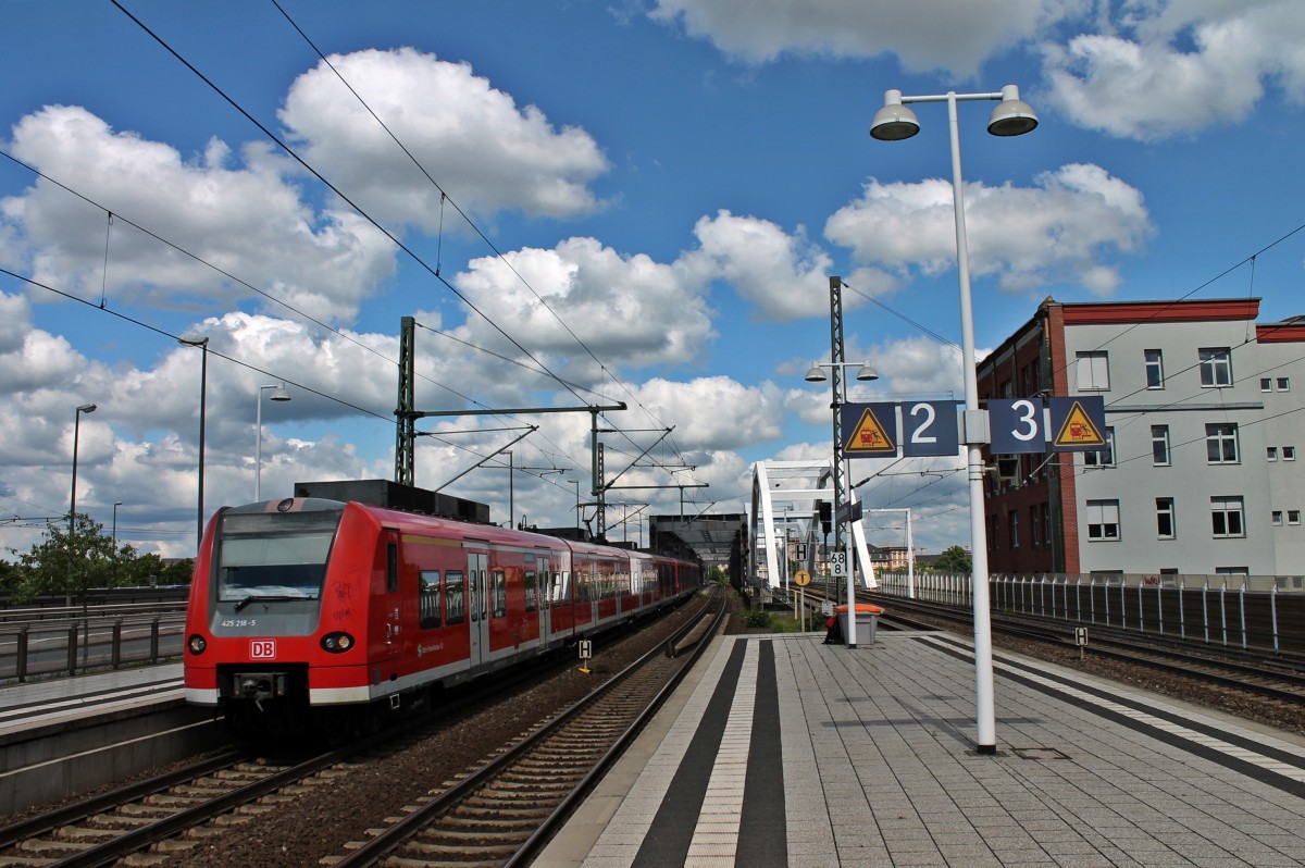 Einfahrt am 24.05.2014 von 425 218-5 und 425 709-3  Speyer  als S1 nach Kaiserlautern Hbf in Ludwigshafen (Rhein) Mitte.