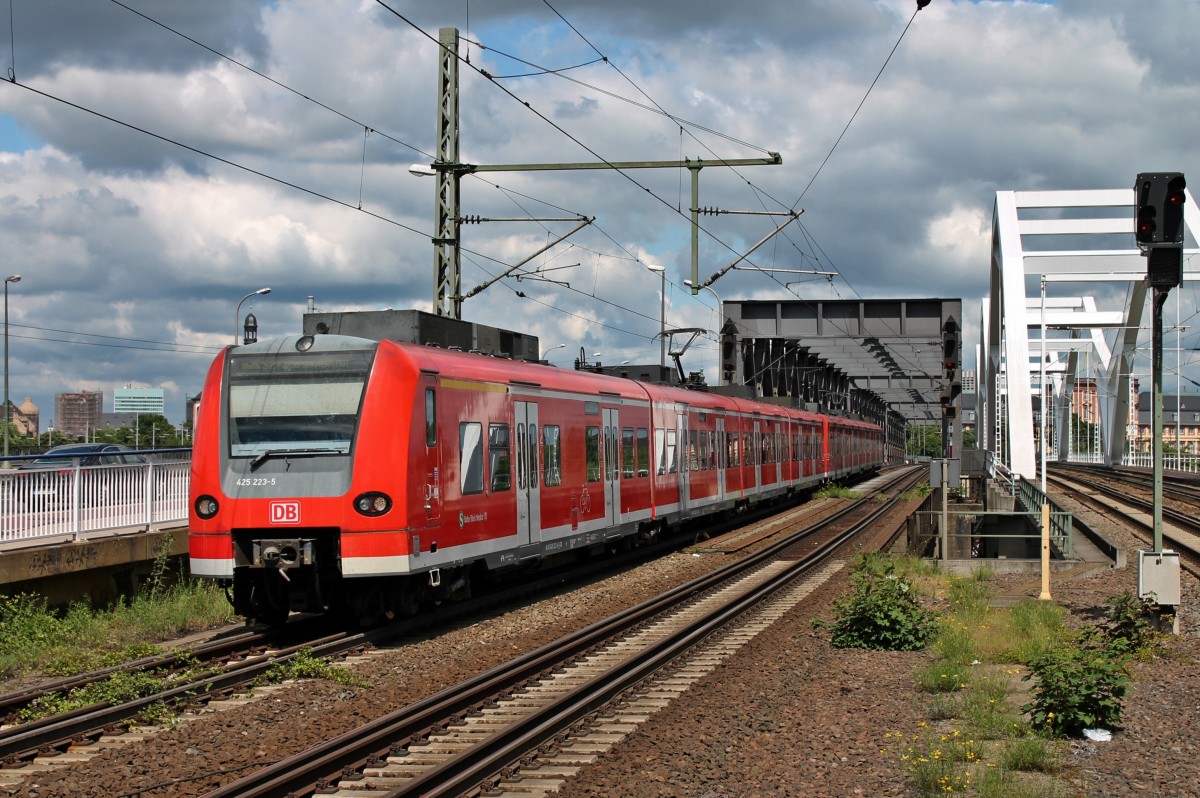 Einfahrt am 24.05.2014 von 425 223-5 als S2 zusammen mit 425 725-9 (425 227-6) als S1 nach Kaiserslautern in Ludwigshafen (Rhein) Mitte.
