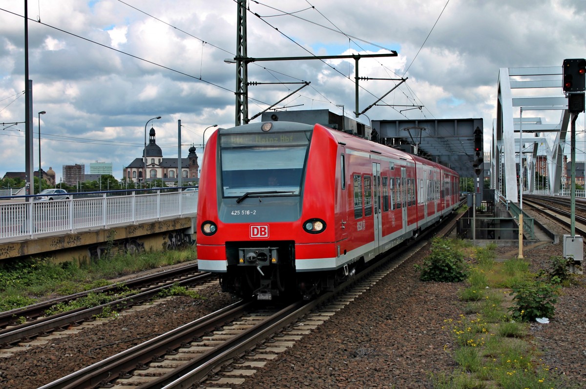 Einfahrt am 24.05.2014 von 425 516-2 als RB 44 nach Mainz Hbf in Ludwigshafen (Rhein) Mitte.
