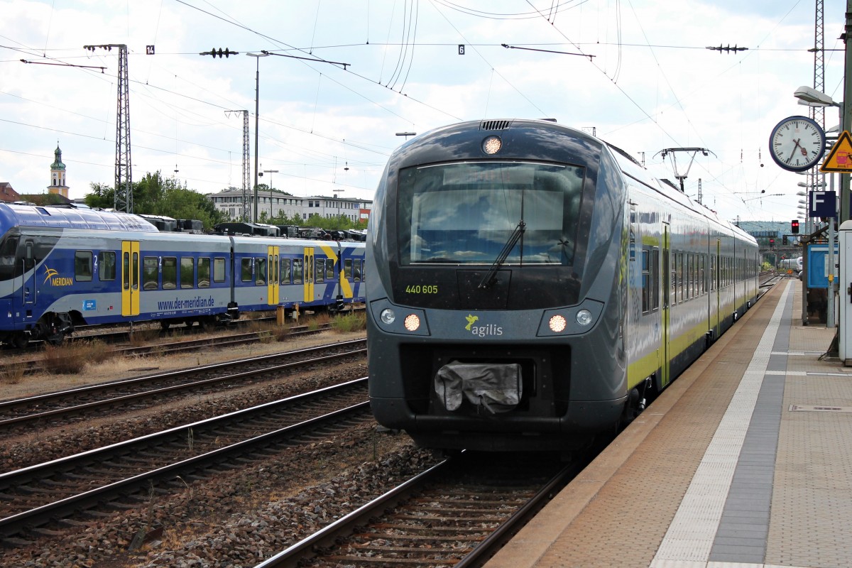 Einfahrt am 24.06.2014 von agilis 440 605 als ag (Neumarkt (Oberpfalz) - Plattling) in den Hauptbahnhof von Regensburg.